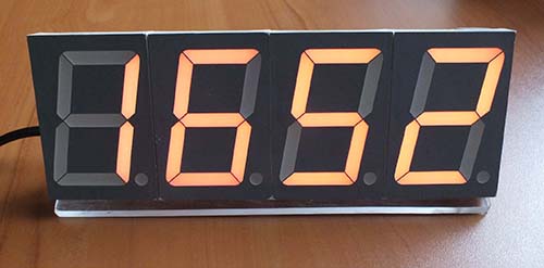 Электронные часы с большими семисегментными индикаторами